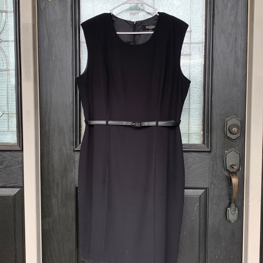 Peck and Peck black lined sleeveless dress with belt